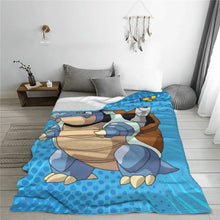 Lade das Bild in den Galerie-Viewer, Flauschige Blastoise Decke – Kuschelspaß mit dem mächtigen Turtok!
