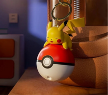 Lade das Bild in den Galerie-Viewer, Pokeball mit Pokemon Keychain Anhänger