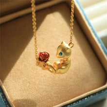 Lade das Bild in den Galerie-Viewer, Goldene Mew Halskette mit Blumenmotiv