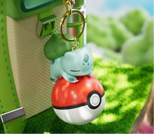 Lade das Bild in den Galerie-Viewer, Pokeball mit Pokemon Keychain Anhänger