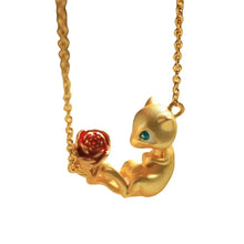 Lade das Bild in den Galerie-Viewer, Goldene Mew Halskette mit Blumenmotiv