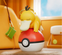 Lade das Bild in den Galerie-Viewer, Pokeball mit Pokemon Keychain Anhänger