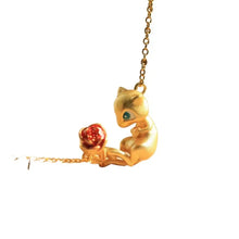 Lade das Bild in den Galerie-Viewer, Goldene Mew Halskette mit Blumenmotiv