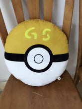 Lade das Bild in den Galerie-Viewer, Großes Plüsch Pokéball Kissen ca. 40x40cm kaufen