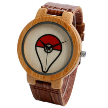 Lade das Bild in den Galerie-Viewer, Pokeball Pokemon Bambus Holz Armbanduhr kaufen