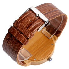 Lade das Bild in den Galerie-Viewer, Pokeball Pokemon Bambus Holz Armbanduhr kaufen