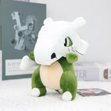 Lade das Bild in den Galerie-Viewer, Grünes Tragosso Plüsch – Dein mystisches Pokémon zum Kuscheln!
