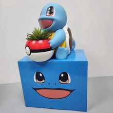 Lade das Bild in den Galerie-Viewer, Schiggy Squirtle Figur mit Topf im Pokeball Look
