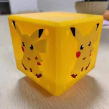 Lade das Bild in den Galerie-Viewer, Pokemon Pikachu Nachtlicht Lampe in Würfelform (10*10*10cm)
