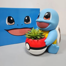 Lade das Bild in den Galerie-Viewer, Schiggy Squirtle Figur mit Topf im Pokeball Look
