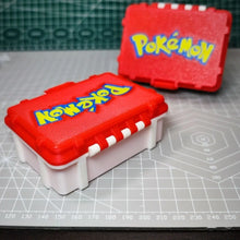 Lade das Bild in den Galerie-Viewer, Stabile Pokémon Karten Aufbewahrungsbox für große und kleine Trainer
