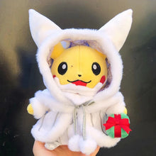 Lade das Bild in den Galerie-Viewer, Pikachu Kuscheltier in weihnachtlichen Motiven
