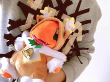 Lade das Bild in den Galerie-Viewer, Pikachu Kuscheltier in weihnachtlichen Motiven
