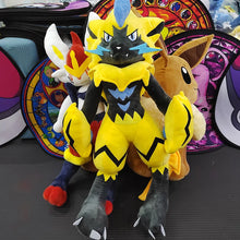 Lade das Bild in den Galerie-Viewer, Pokemon XXL Kuscheltiere Lucario, Quajutsu, Zeraora Liberlo Glaziola u. a.
