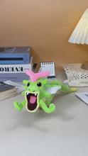 Laden und Abspielen von Videos im Galerie-Viewer, Raupy Caterpie Pokemon Plüschtier (ca. 30x10x9cm)
