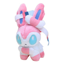 Lade das Bild in den Galerie-Viewer, Sylveon Plüsch Figur (ca. 24cm) kaufen

