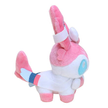 Lade das Bild in den Galerie-Viewer, Sylveon Plüsch Figur (ca. 24cm) kaufen
