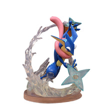 Lade das Bild in den Galerie-Viewer, Greninja Pokémon Quajutsu Sammelfigur mit Ornamenten kaufen
