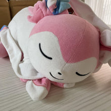 Lade das Bild in den Galerie-Viewer, Plüschfigur Pokémon schlafendes Feelinara kaufen
