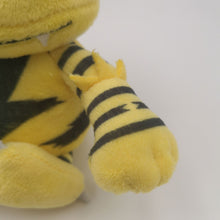 Lade das Bild in den Galerie-Viewer, Elektek Eleboo Plüsch Pokemon (ca. 13cm) kaufen

