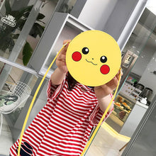 Lade das Bild in den Galerie-Viewer, Pokemon kleine runde Handtasche mit Pikachu Motiv kaufen
