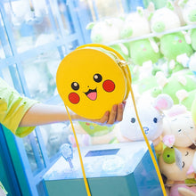 Lade das Bild in den Galerie-Viewer, Pokemon kleine runde Handtasche mit Pikachu Motiv kaufen
