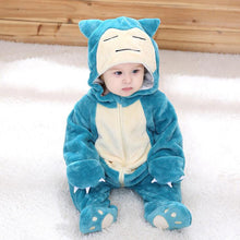 Lade das Bild in den Galerie-Viewer, Pokemon Baby Pyjama Schlafanzug im süßen Relaxo Snorlax Look kaufen
