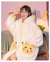 Lade das Bild in den Galerie-Viewer, Pokemon Pikachu Kuscheliger Fleece Bademantel kaufen
