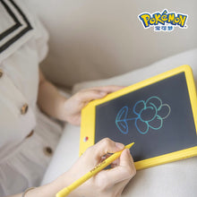 Lade das Bild in den Galerie-Viewer, Pokemon Schreibtafel im Pikachu Design mit Pokemon Abpaustafeln kaufen
