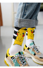 Lade das Bild in den Galerie-Viewer, Stylishe Pokemon Pikachu Socken kaufen
