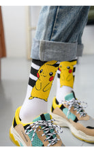 Lade das Bild in den Galerie-Viewer, Stylishe Pokemon Pikachu Socken kaufen
