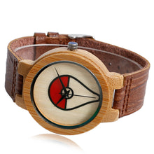 Lade das Bild in den Galerie-Viewer, Pokeball Pokemon Bambus Holz Armbanduhr kaufen
