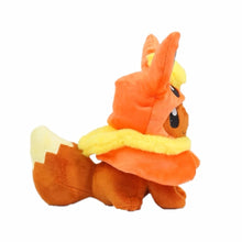 Lade das Bild in den Galerie-Viewer, Eevee Plüsch mit Poncho - Umbreon, Espeon, Jolteon, Vaporeon, Sylveon, Flareon (ca. 20cm) kaufen

