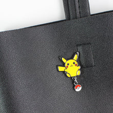 Lade das Bild in den Galerie-Viewer, Pokemon Pikachu &amp; Pokeball Badge - Pin kaufen
