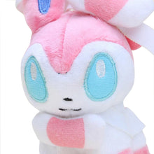 Lade das Bild in den Galerie-Viewer, Sylveon Plüsch Figur (ca. 24cm) kaufen
